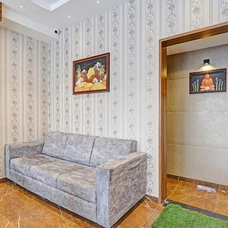 Oyo Flagship 86605 Hotel The Meriton أحمد أباد المظهر الخارجي الصورة