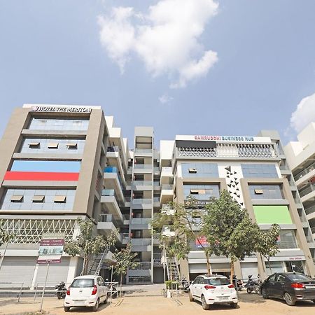 Oyo Flagship 86605 Hotel The Meriton أحمد أباد المظهر الخارجي الصورة