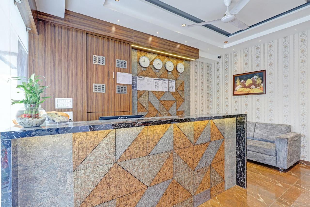 Oyo Flagship 86605 Hotel The Meriton أحمد أباد المظهر الخارجي الصورة