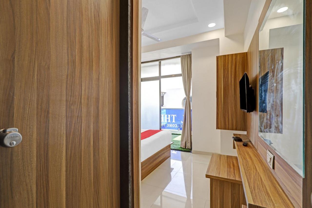 Oyo Flagship 86605 Hotel The Meriton أحمد أباد المظهر الخارجي الصورة