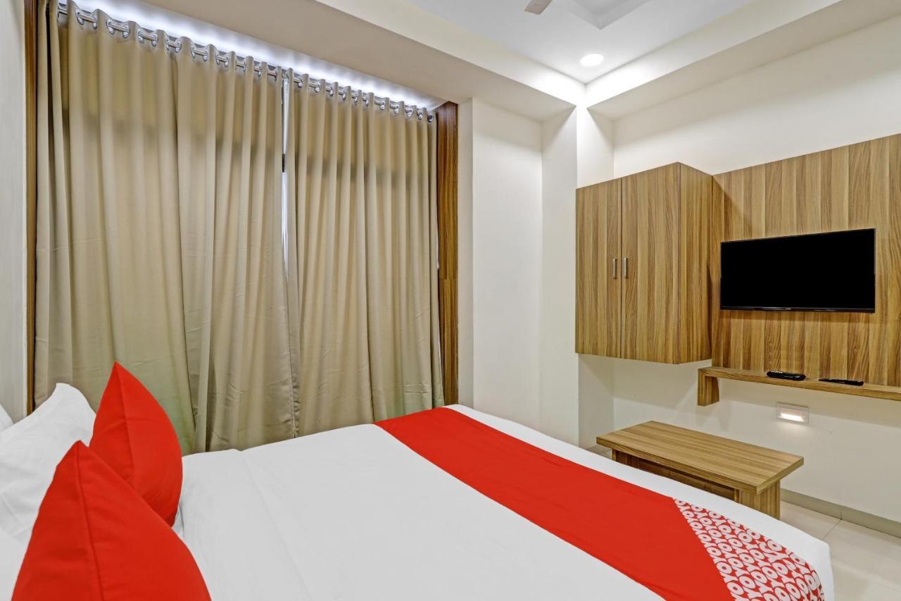 Oyo Flagship 86605 Hotel The Meriton أحمد أباد المظهر الخارجي الصورة