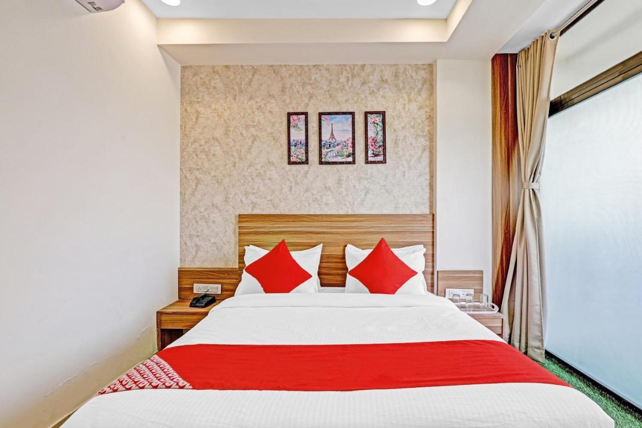 Oyo Flagship 86605 Hotel The Meriton أحمد أباد المظهر الخارجي الصورة