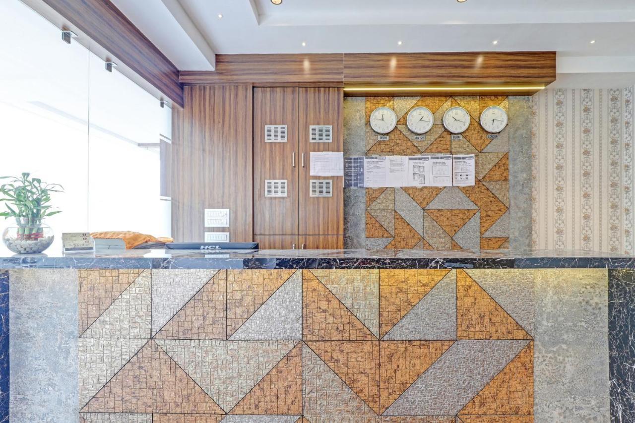 Oyo Flagship 86605 Hotel The Meriton أحمد أباد المظهر الخارجي الصورة
