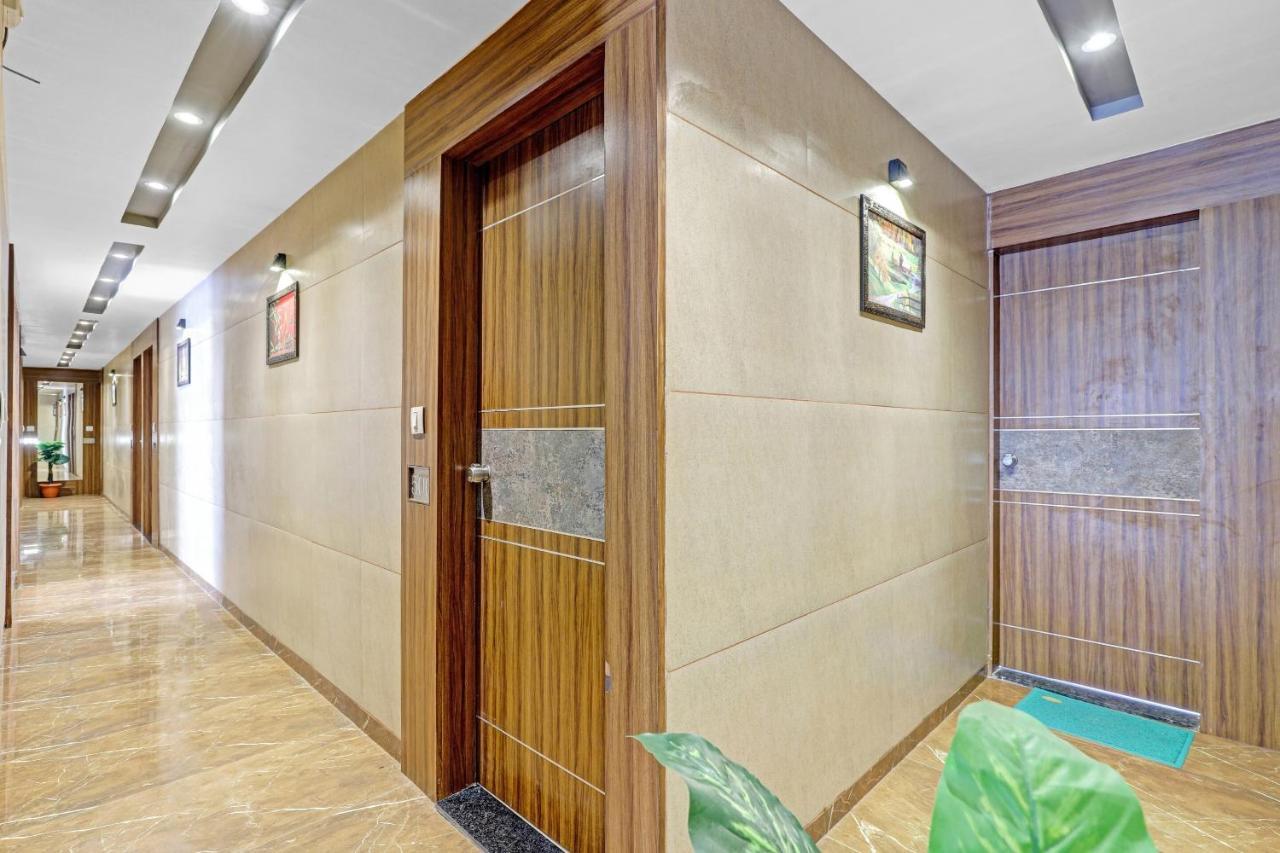 Oyo Flagship 86605 Hotel The Meriton أحمد أباد المظهر الخارجي الصورة