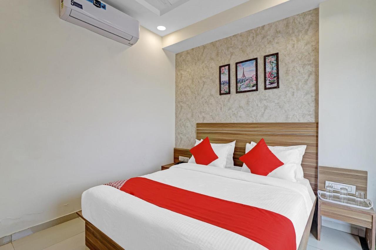 Oyo Flagship 86605 Hotel The Meriton أحمد أباد المظهر الخارجي الصورة