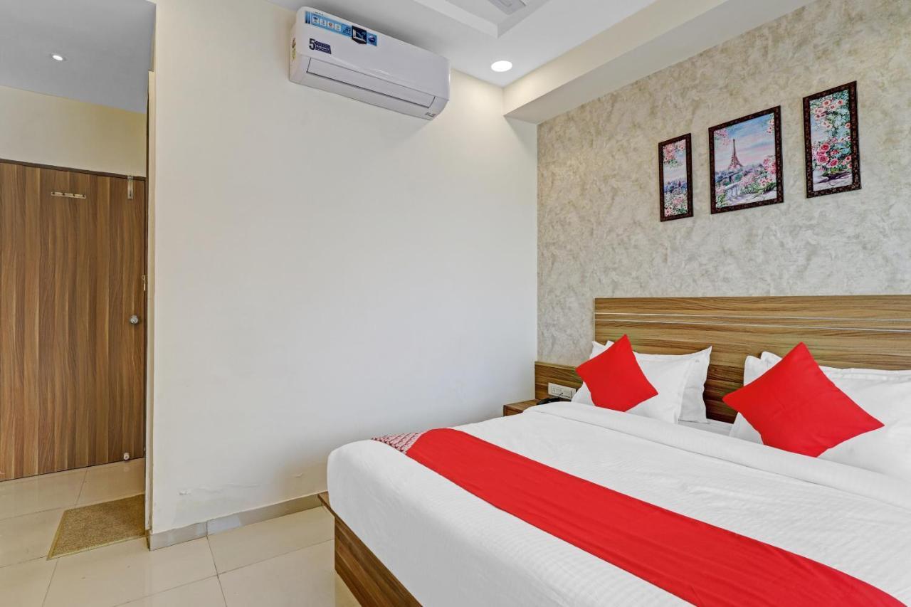 Oyo Flagship 86605 Hotel The Meriton أحمد أباد المظهر الخارجي الصورة