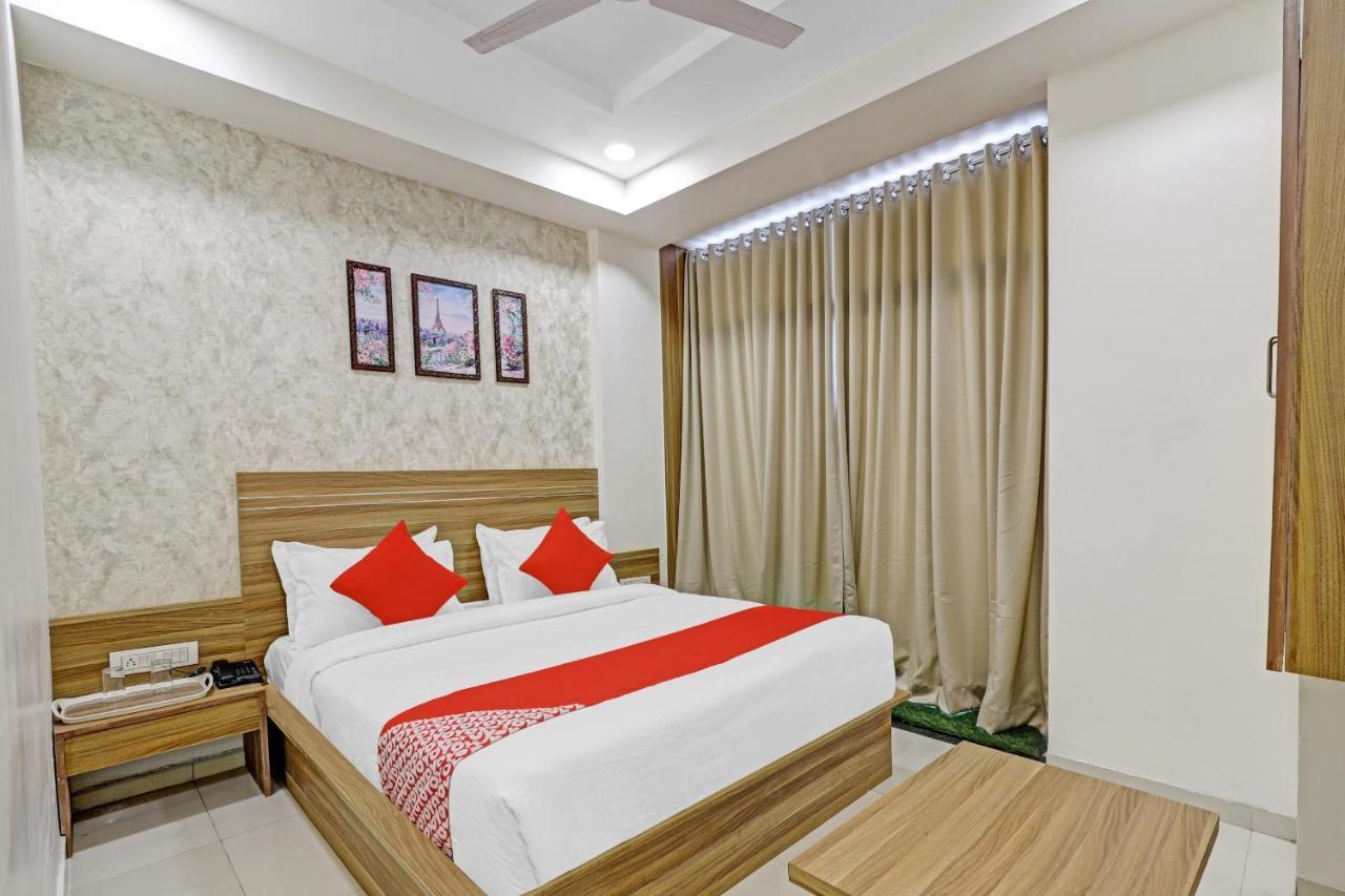 Oyo Flagship 86605 Hotel The Meriton أحمد أباد المظهر الخارجي الصورة