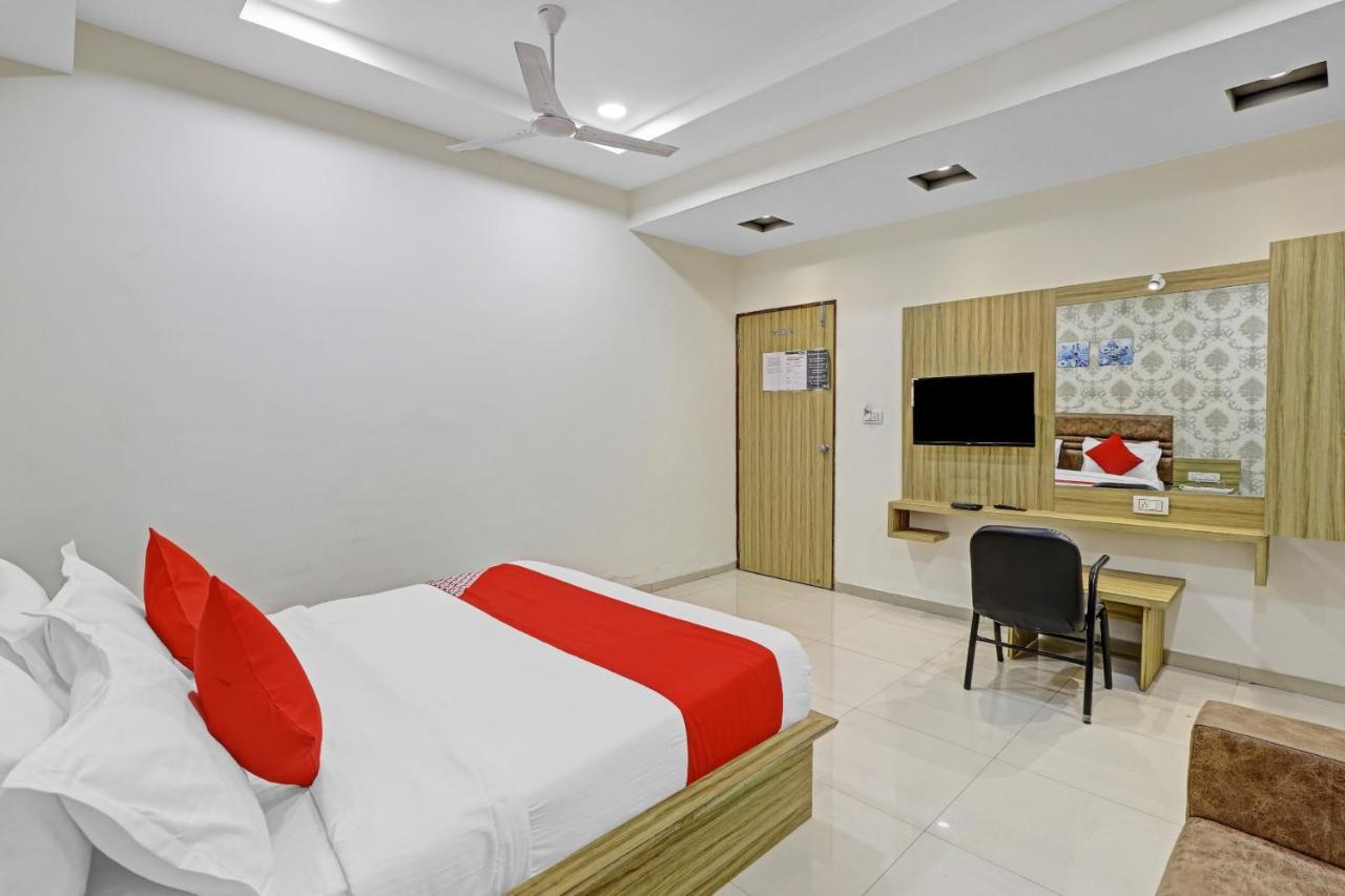 Oyo Flagship 86605 Hotel The Meriton أحمد أباد المظهر الخارجي الصورة