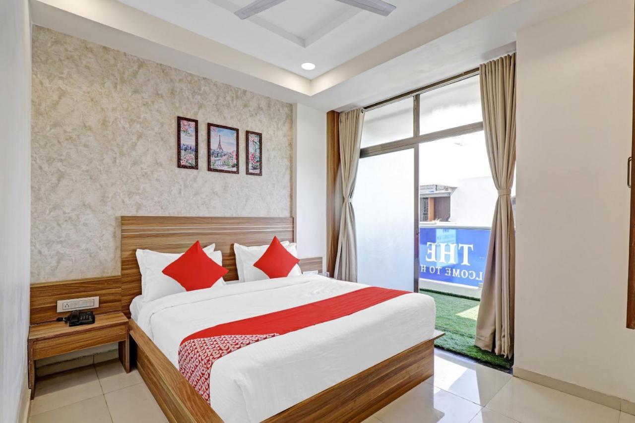 Oyo Flagship 86605 Hotel The Meriton أحمد أباد المظهر الخارجي الصورة