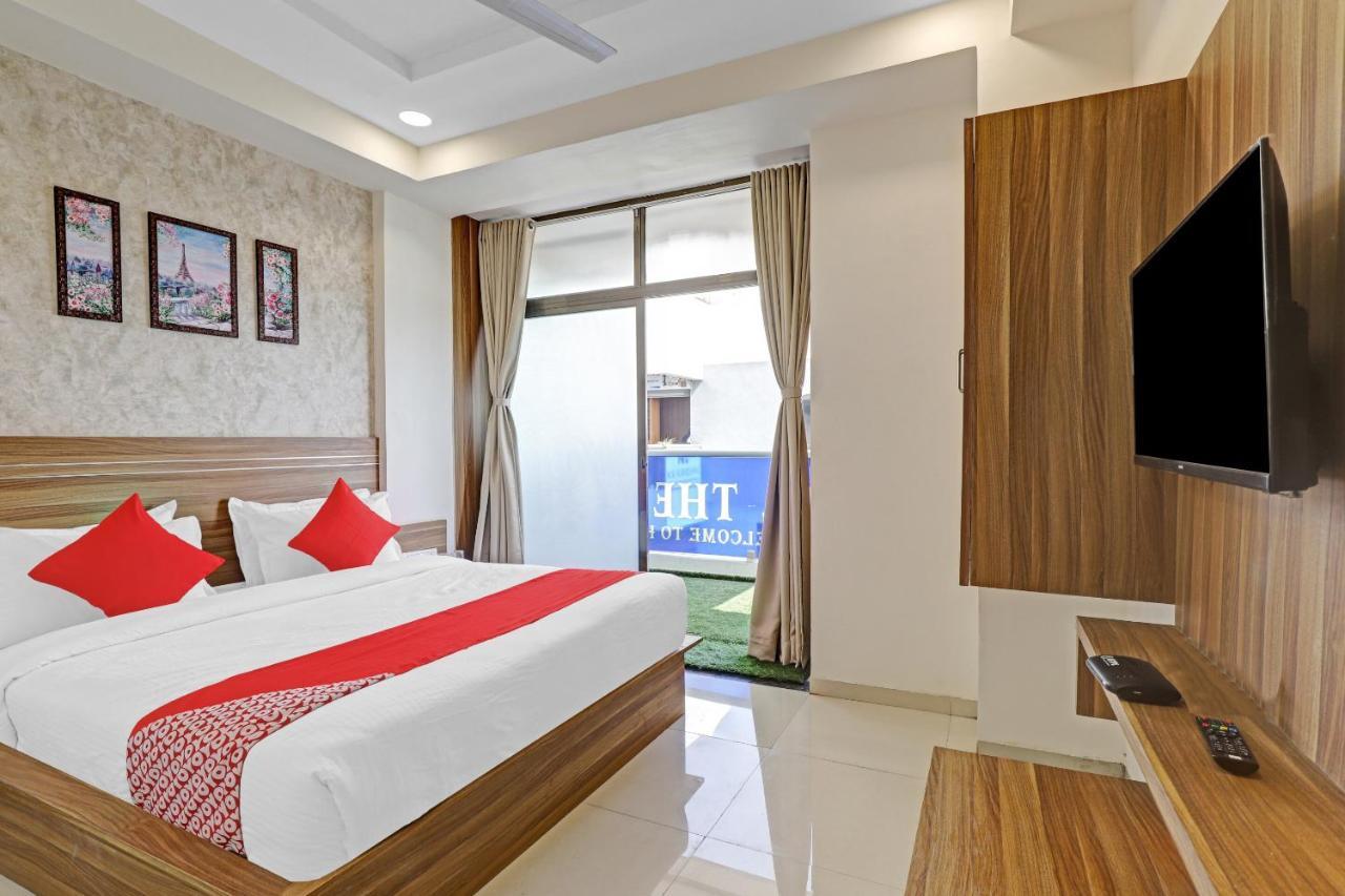 Oyo Flagship 86605 Hotel The Meriton أحمد أباد المظهر الخارجي الصورة