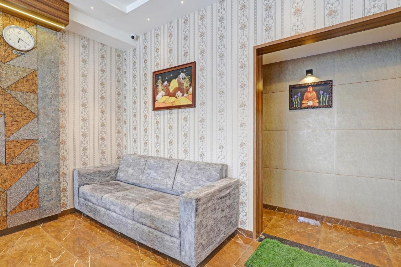 Oyo Flagship 86605 Hotel The Meriton أحمد أباد المظهر الخارجي الصورة