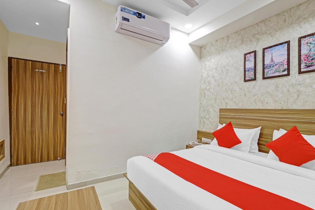 Oyo Flagship 86605 Hotel The Meriton أحمد أباد المظهر الخارجي الصورة