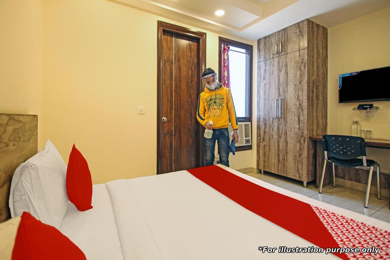 Oyo Flagship 86605 Hotel The Meriton أحمد أباد المظهر الخارجي الصورة