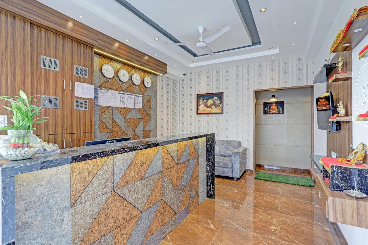 Oyo Flagship 86605 Hotel The Meriton أحمد أباد المظهر الخارجي الصورة