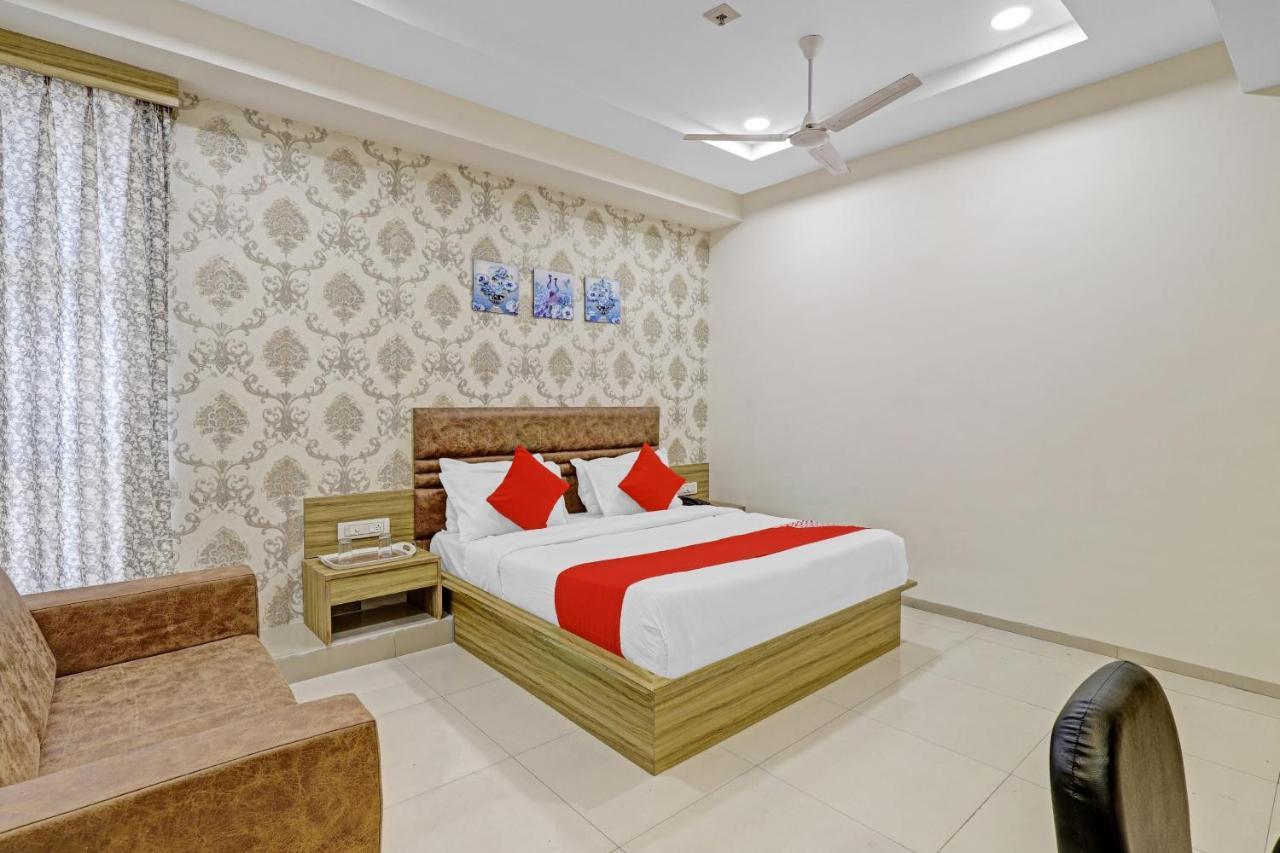 Oyo Flagship 86605 Hotel The Meriton أحمد أباد المظهر الخارجي الصورة