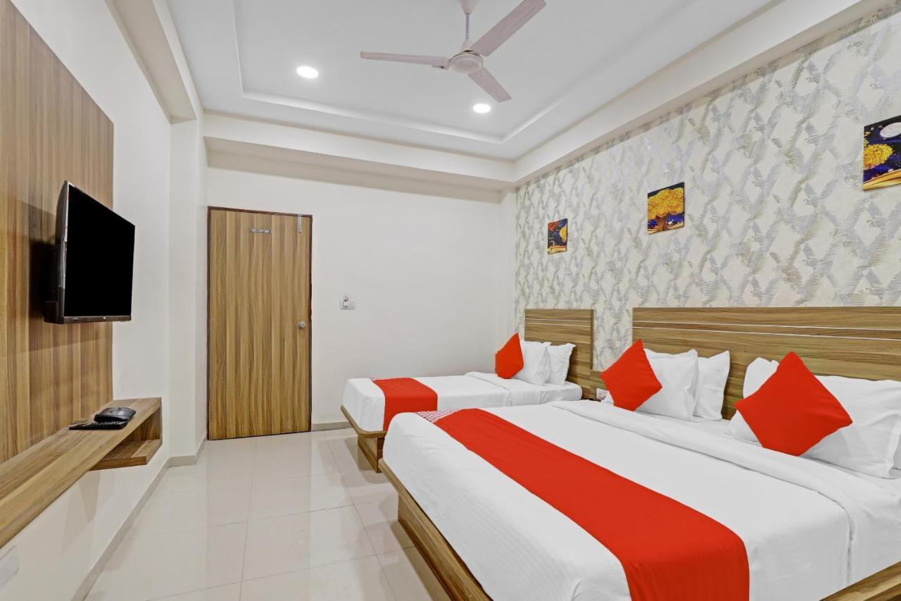 Oyo Flagship 86605 Hotel The Meriton أحمد أباد المظهر الخارجي الصورة